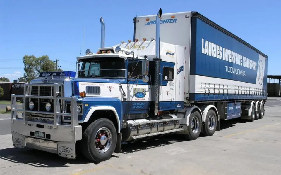 گھریلو ٹرک اپنے راستے کے پائپوں کو اوپر کی طرف کیوں نہیں کرتے ہیں؟